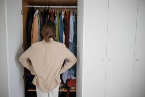 Donna guarda nell'armadio