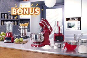 Diversi elettrodomestici da cucina su un ripiano ed in alto la scritta bonus