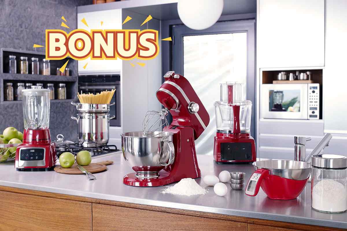 Diversi elettrodomestici da cucina su un ripiano ed in alto la scritta bonus