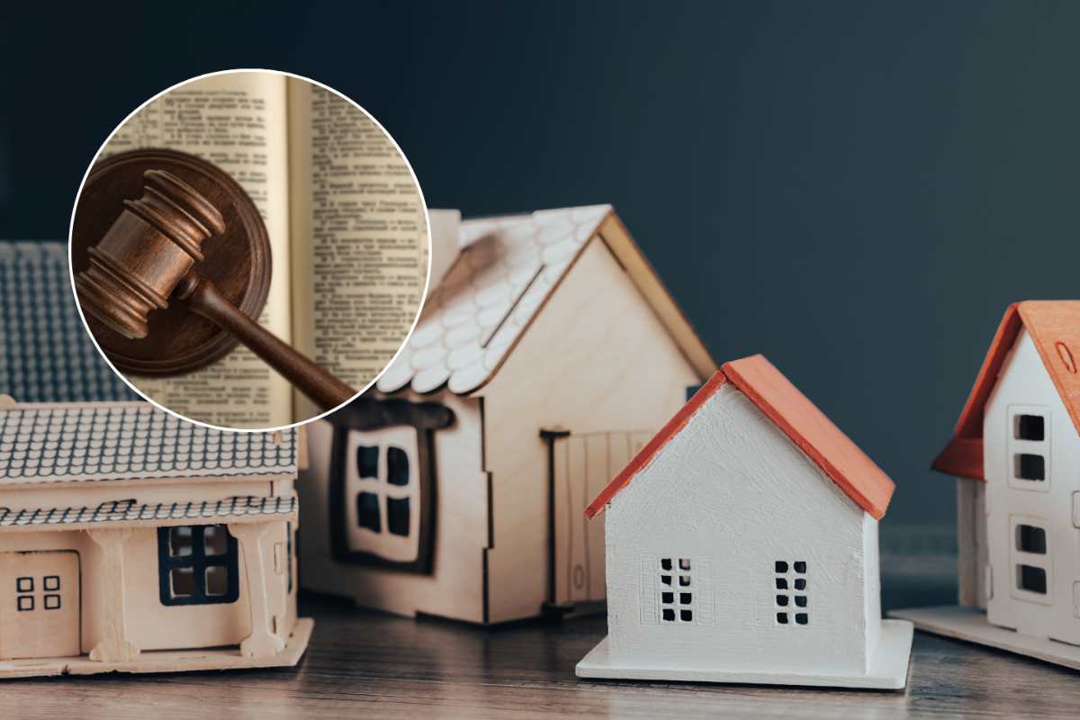 casa in miniatura e martello del giudice