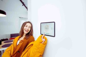 ragazza che indica panello caldaia su muro