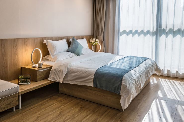 Una camera da letto moderna