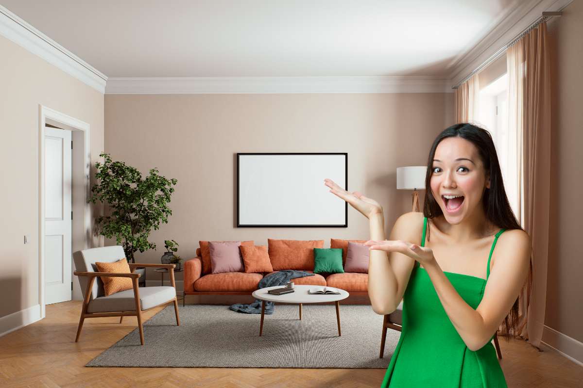 una casa ordinata minimalista ed una donna contenta