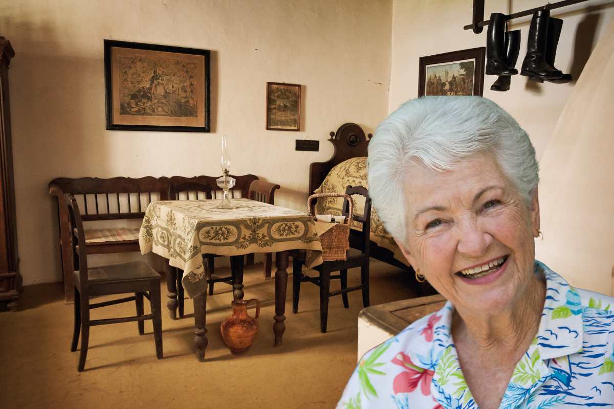una casa vecchia come sfondo ed una nonna in primo piano