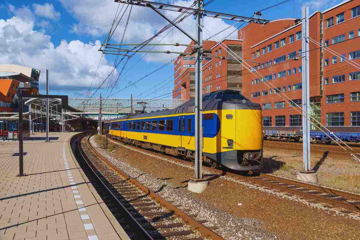 treno che passa vicino a palazzi