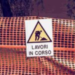scritta lavori in corso su recinzione