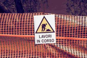scritta lavori in corso su recinzione