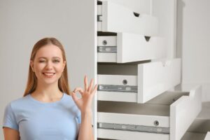 cassetti e donna con segno ok