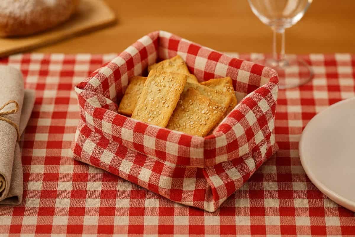 crackers in cestino