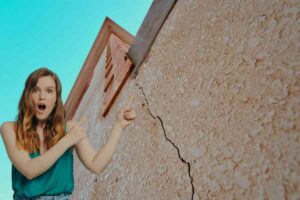 crepa muro e donna che indica