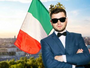 bandiera dell'italia sullo sfondo, uomo con in testa una corona in primo piano