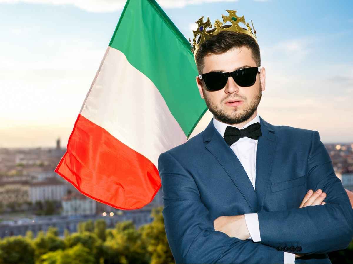 bandiera dell'italia sullo sfondo, uomo con in testa una corona in primo piano