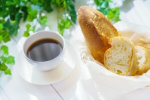 Pane e tazza di caffè