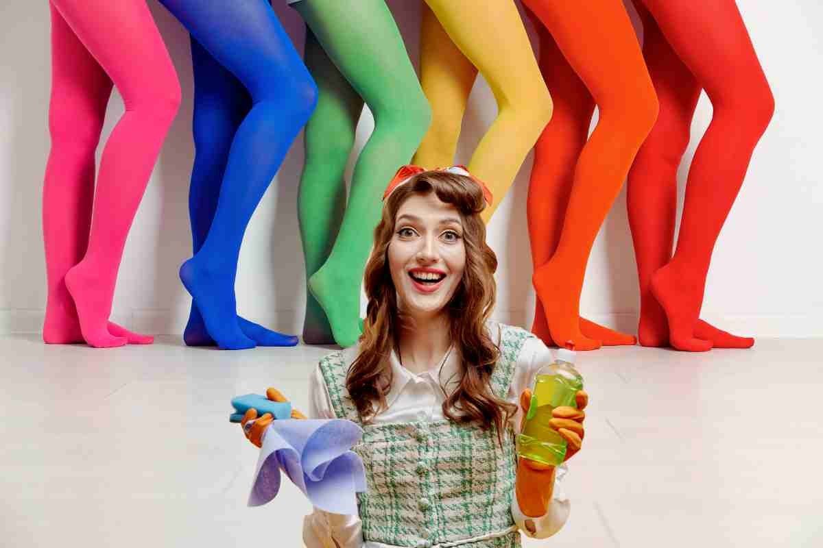 donna con arnesi pulizie e collant colorati su gambe