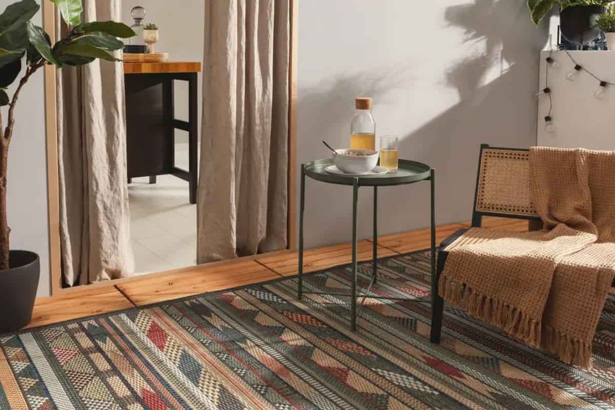 Salotto con tappeto boho