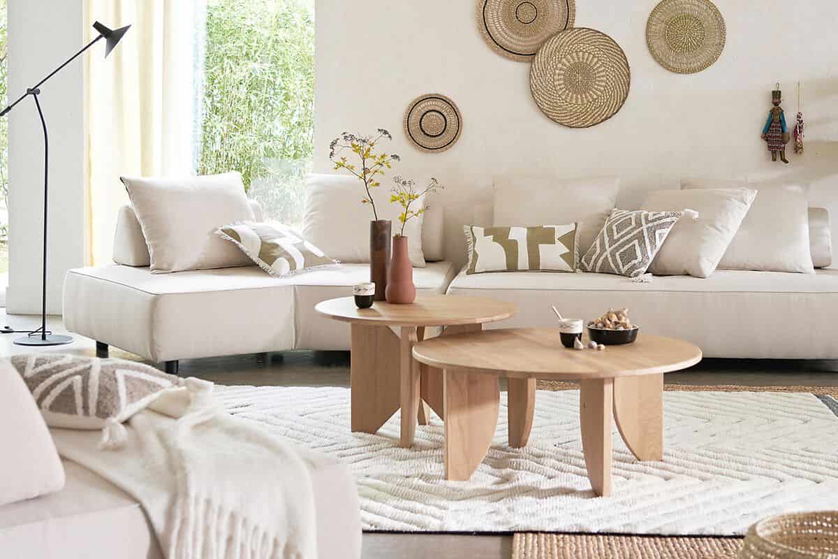 Salotto con cuscini boho