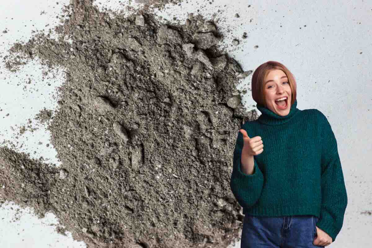cenere donna che indica