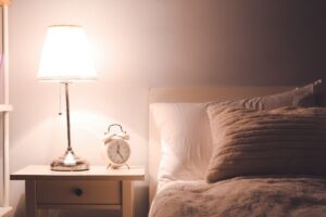 dettaglio di un comodino in una camera da letto