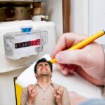 Un contatore del consumo di gas che viene letto e trascritto ed una persona in primo piano disperata