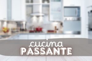 Cucina sfocata e scritte in primo piano