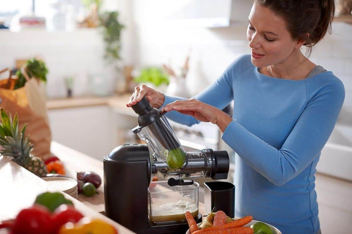 donna con estrattore succo di frutta