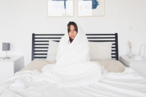 Donna freddolosa a letto