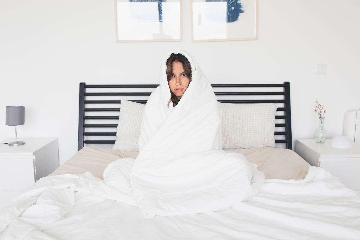 Donna freddolosa a letto