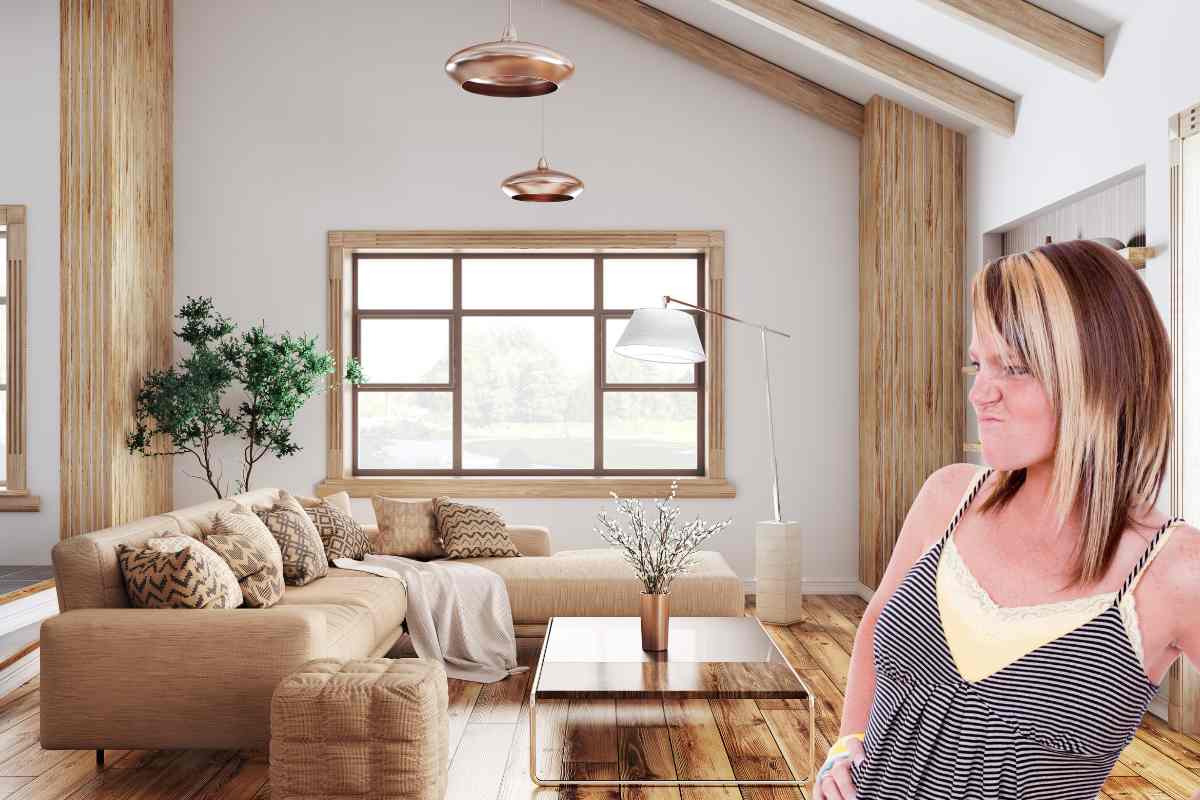 Un salone moderno ed una donna che lo guarda con aria snob