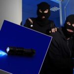 sfondo ladri, in primo piano torcia led