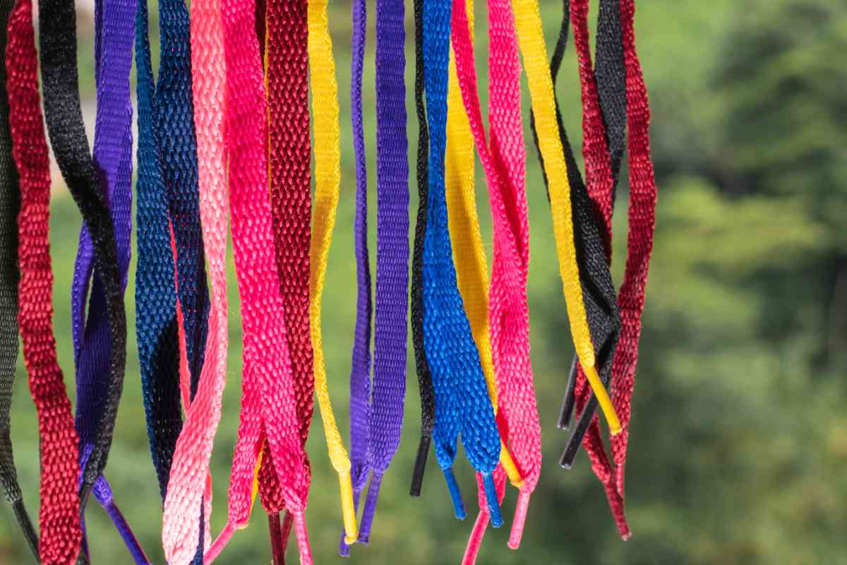 lacci delle scarpe colorate