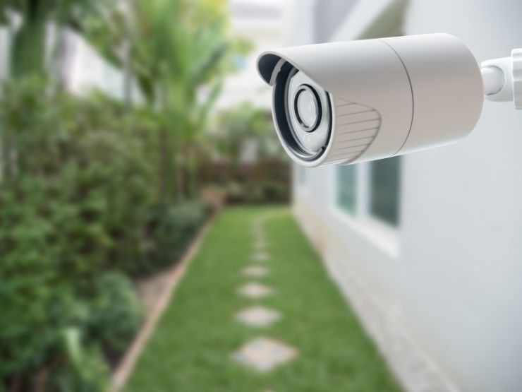 telecamere di sicurezza nel cortile di una abitazione