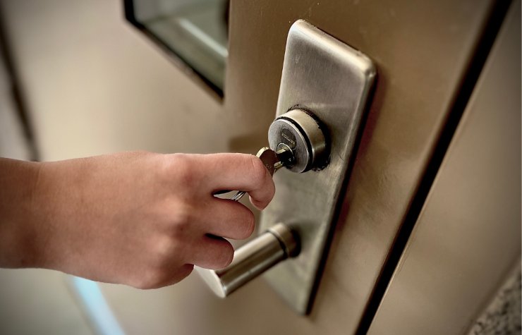 mano su maniglia porta