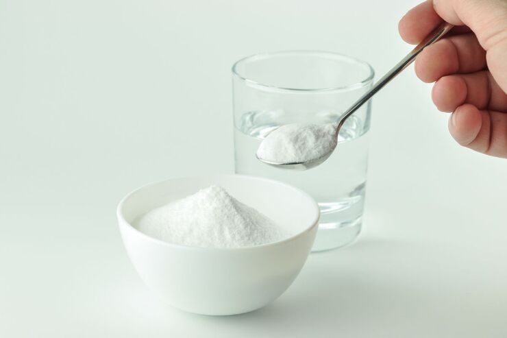 Polvere bianca, bicchiere con acqua 