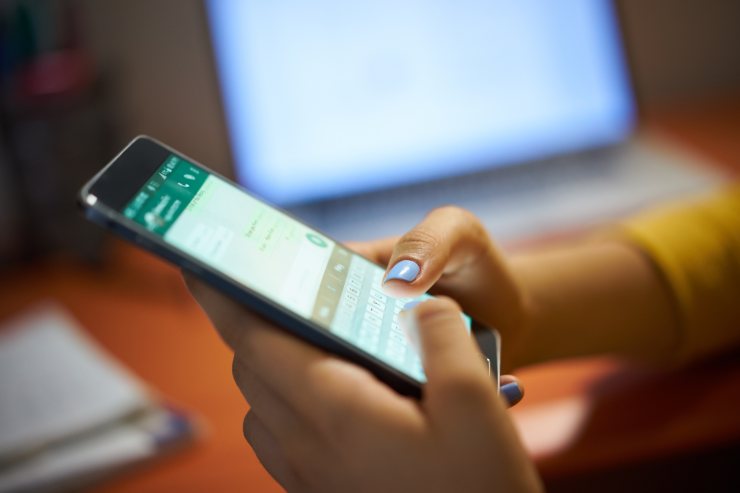 Una persona che manda messaggi su whatsapp