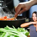Cuocere in padella, donna fa stop con le mani