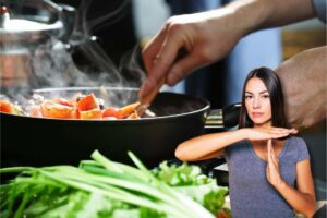 Cuocere in padella, donna fa stop con le mani
