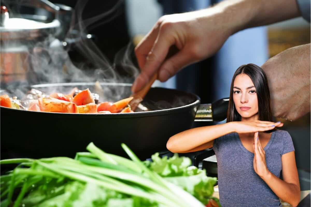 Cuocere in padella, donna fa stop con le mani