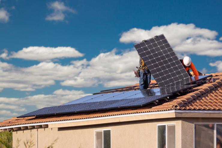degli operai che stanno montando l'impianto fotovoltaico