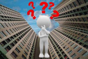 palazzi e uomo con punto interrogativo