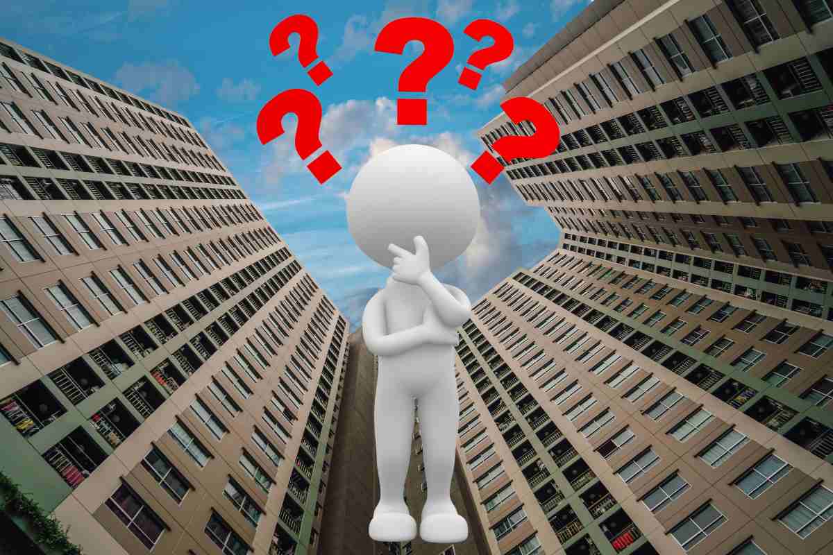 palazzi e uomo con punto interrogativo