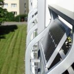 Un balcone con sopra montato un pannello solare