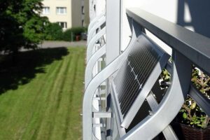 Un balcone con sopra montato un pannello solare