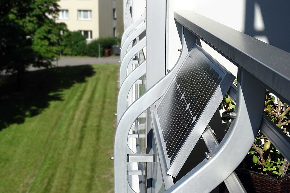 Un balcone con sopra montato un pannello solare