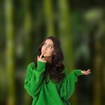 Una persona dubbiosa con sfondo delle piante sfocate