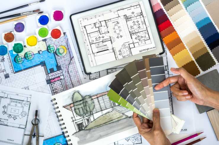 un designer che progetta l'interno della casa