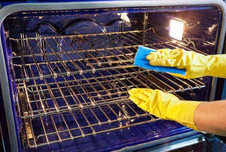 donna che pulisce forno 