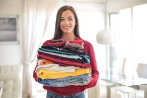 Donna con il bucato