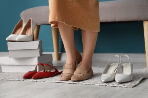 donna circondata da scarpe