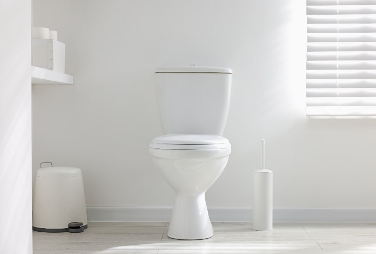 wc bianco in un bagno moderno