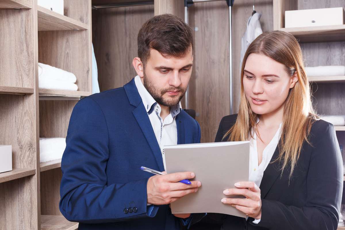 Una signora che mostra le spese che deve sostenere all'amministratore